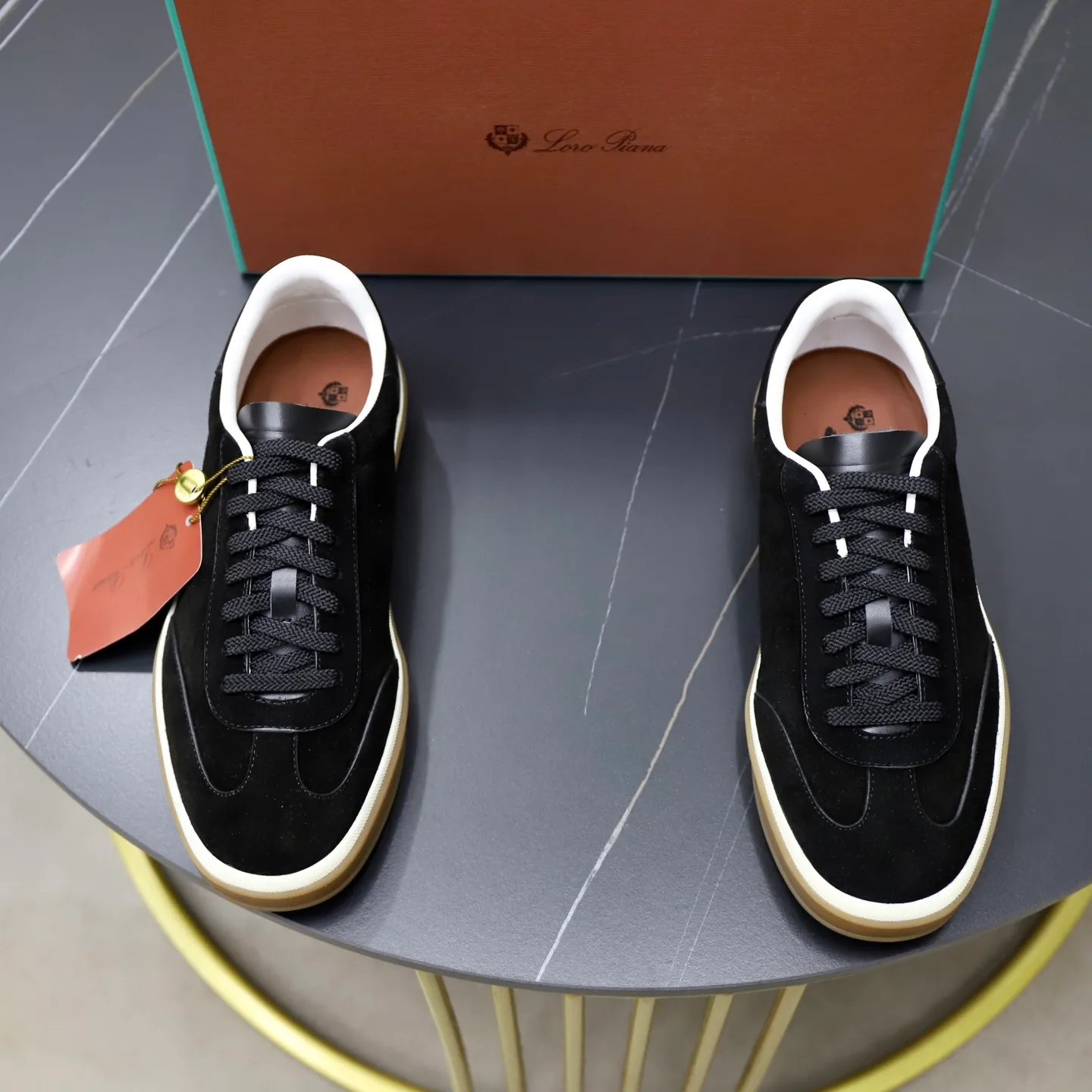 Ex-factory price: 560💰Loro Riana men’s moral training sneakers! Made from high-quality materials and designed in a low-cut silhouette, it offers an elegant and stylish look that's suitable for year-round wear. The unique double-layer sole aesthetic design, caramel cup-shaped outsole is decorated with off-white rubber trim, creating an attractive color combination. Pair with tailored pieces or jeans for a sophisticated yet casual look. The heel is decorated with soft cow leather tongue with Kummel color inserts and cotton laces with embossed LP logo. Upper: cow split suede. Lining: original thickened soft sheepskin. Size: 38-39-40-41-42-43-44 (customized in 45.46)